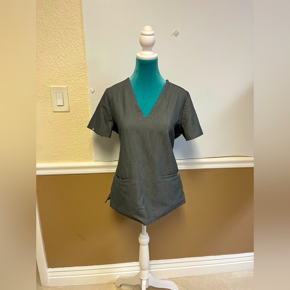 FIGS Technical Casma Three-Pocket Scrub Top – Graphite Grey,‎ Women’s Size S